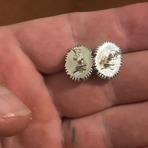 Sterling silver Native American purple spiny oyster signed post back earrings - Picture 9 of 9